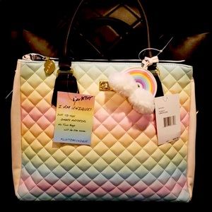 Looking for this handbag please help me found it